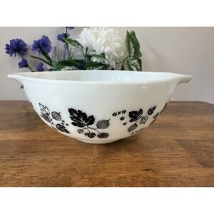 Vintage Pyrex Gooseberry Cinderella Mixing Bowl‎ – Black on White – 2.5 Quart